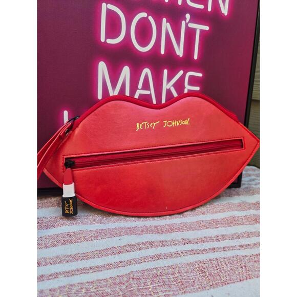 Betsey Johnson Red Lips Clutch Flat Wristlet Wallet Lipstick Zipper - Picture 2 of 7